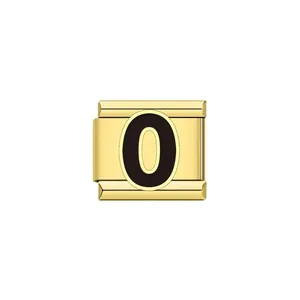 Macro dettagliata di un modulo charm italiano dorato con numero 0 nero per bracciali fai-da-te