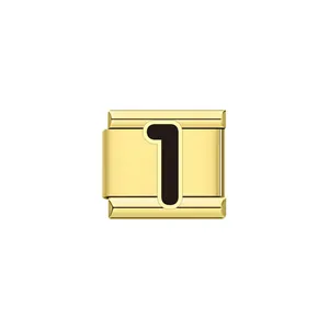 Vista dettagliata di un charm modulare italiano dorato con un elegante numero 1 nero