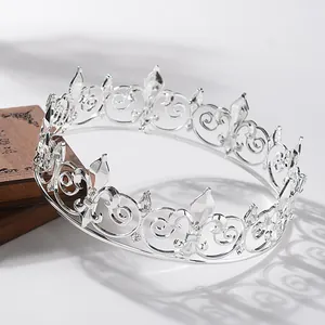 Vista detallada de corona barroca plateada para hombres con diseño de flor de lis