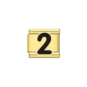 Primo piano di un charm italiano dorato con il numero 2 nero per bracciali DIY