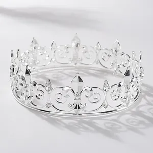 Vista detallada de una corona de rey barroca plateada con flores de lis para hombres.