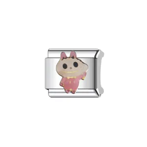 Gros plan d'un charm modulaire italien avec un personnage de dessin animé Labubu rose.