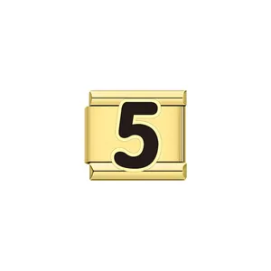 Dettaglio di una maglia per bracciale italiano dorato con il numero 5 in smalto