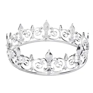Elegante corona barroca de plata para hombre con intrincados motivos de flor de lis