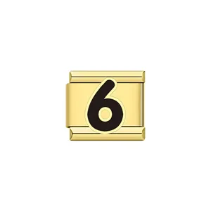Vista dettagliata di una maglia charm italiana dorata con il numero 6 nero smaltato.
