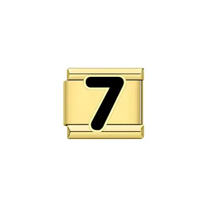 Dettaglio ravvicinato della finitura oro lucido e del numero sette nero sul charm