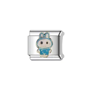 Vue détaillée du charme de personnage Labubu bleu pour bracelet modulaire italien