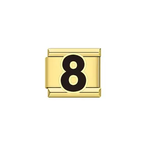 Dettaglio di una maglia per bracciale italiano dorata con il design del numero 8 nero
