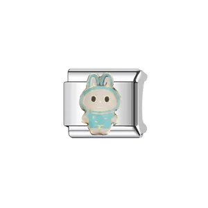 Gros plan d'un maillon de personnage lapin Labubu turquoise pour bracelet à breloques modulaire DIY