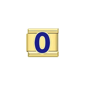 Dettaglio macro di una maglia charm italiana dorata con numero 0 in smalto blu