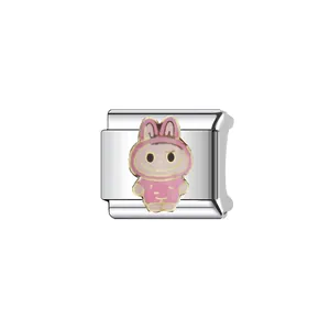 Vue détaillée du charme rose Labubu pour bracelet modulaire italien personnalisable