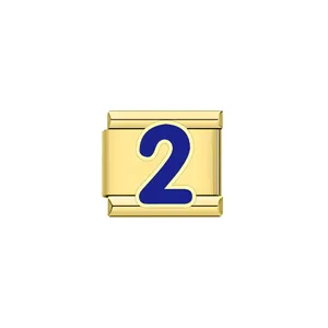 Dettaglio ravvicinato di un charm italiano placcato in oro con il numero due blu.