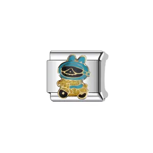 Détail du charm modulaire italien avec le personnage de monstre Labubu en bleu et or