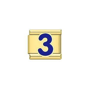 Vista dettagliata di un charm italiano dorato con il numero 3 in smalto blu.