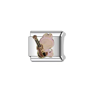 Gros plan d'un maillon de bracelet italien en argent avec le personnage Labubu rose