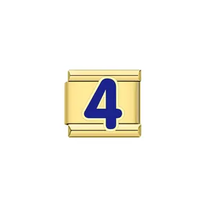 Dettaglio della maglia charm italiana dorata con un grande numero 4 blu inciso