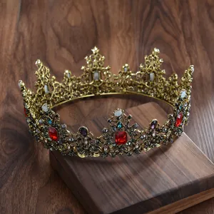 Luxe barokke bruidskroon met vintage gouden afwerking en levendige gekleurde edelstenen