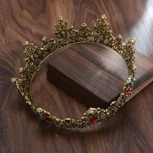 Gedetailleerd overzicht van luxe gouden barokke bruidskroon met de rode stenen