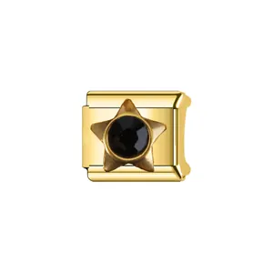 Détail rapproché d'un maillon de bracelet italien doré avec une étoile noire
