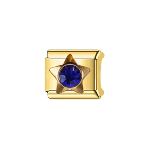 Détail d'un charm italien doré avec une étoile en pierre de naissance bleue