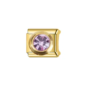 Détail de breloque italienne en acier doré avec pierre de naissance en cristal violet.