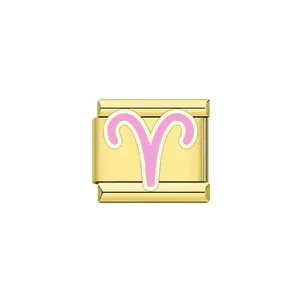 Dettaglio di un charm italiano da 9mm dorato con il segno zodiacale Ariete rosa