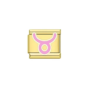 Dettaglio macro di un charm italiano oro 9 mm con simbolo Toro rosa