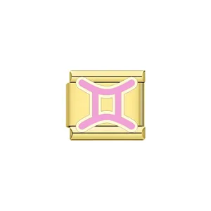 Dettaglio di una maglia charm italiana da 9mm dorata con segno zodiacale Gemelli rosa