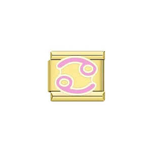 Dettaglio di un modulo charm italiano da 9 mm dorato con il segno zodiacale Cancro rosa