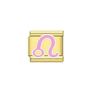 Dettaglio di un modulo Italian Charm da 9 mm dorato con segno zodiacale Leone rosa