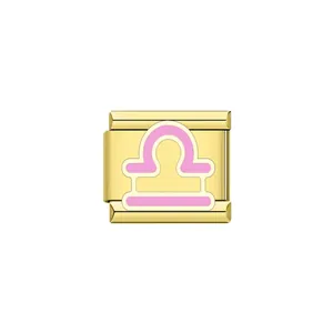 Dettaglio di un charm italiano da 9mm in oro con simbolo della Bilancia rosa
