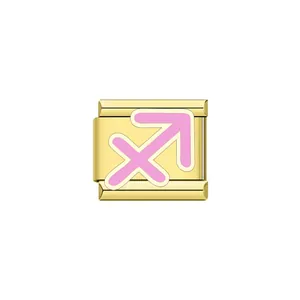 Dettaglio di una maglia per bracciale italiano da 9 mm dorata con Sagittario rosa.