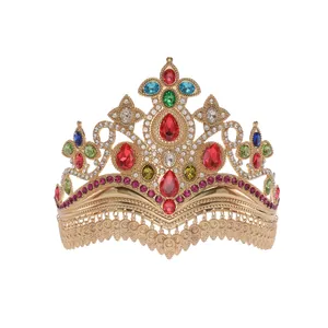 Detailopname van luxe barokke bruidskroon met kleurrijke strasstenen en gouden details