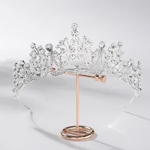 Detailweergave van de barokke vintage zilveren kroon tiara met fonkelende witte stras