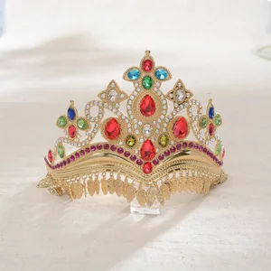 Detail van een sierlijke barokke gouden bruidskroon met veelkleurige strass-steentjes