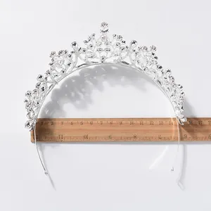 Barokke zilveren bruidskroon met witte strass steentjes en een meetlat voor de maat