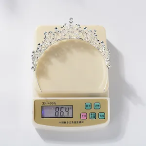 Detailweergave van een barokke zilveren kroon met witte strass-steentjes van 86,4 g.