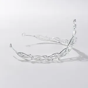Detailopname van elegante zilveren bruidstiara met fonkelende kristallen strass