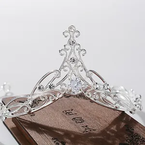 Detail van zilveren bruidstiara met fonkelende kristallen voor een elegant huwelijk