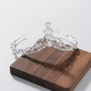 Close-up van zilveren bruidsdiadeem met verfijnd filigraan en strassteentjes