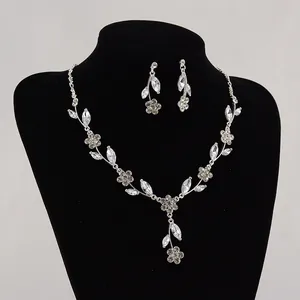 Vista dettagliata del set di gioielli da sposa con strass marquise e motivo floreale