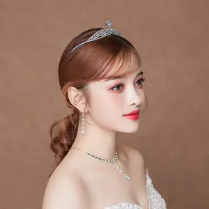 Détail de parure de mariée avec couronne en zircon de luxe, collier en Y et boucles d'oreilles