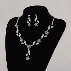 Elegante set di gioielli da sposa con cristalli marquise e motivi floreali su busto