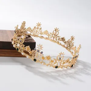 Elegante corona barocca dorata da regina con cristalli colorati e perle su base in legno