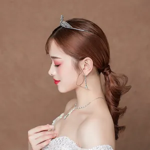 Profil élégant d'une mariée portant une couronne de zircon de luxe et des bijoux