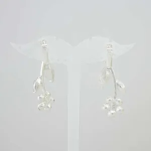 Dettaglio degli eleganti orecchini da sposa a fiore d'argento con design a foglia marquise.