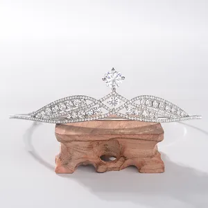 Tiare de mariée en argent avec zircons étincelants sur un support en bois naturel