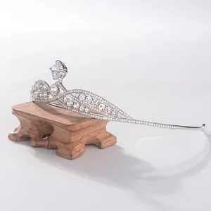 Vue détaillée de profil d'un diadème de mariée en argent luxueux avec des zircons brillants