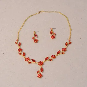 Set di collana e orecchini da sposa con fiori di strass rossi e finitura dorata