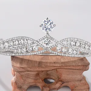 Vue détaillée de la couronne de mariée en zircone sur un support en bois vintage